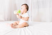育儿知识大全—吃配方奶的宝宝，每天应该吃几奶适宜呢？