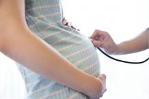 孕妇分娩时胎儿在干什么？