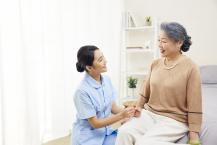 家里老人生病住院，请护工陪护需要注意什么？