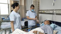 异地家人住院怎么办？请护工的好处，解决千里担忧