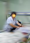短期住院陪护有必要请专业护工吗？看完不再纠结